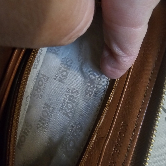 MICHAEL KORS Large Zip Around Wallet GUC - Picture 14 of 15